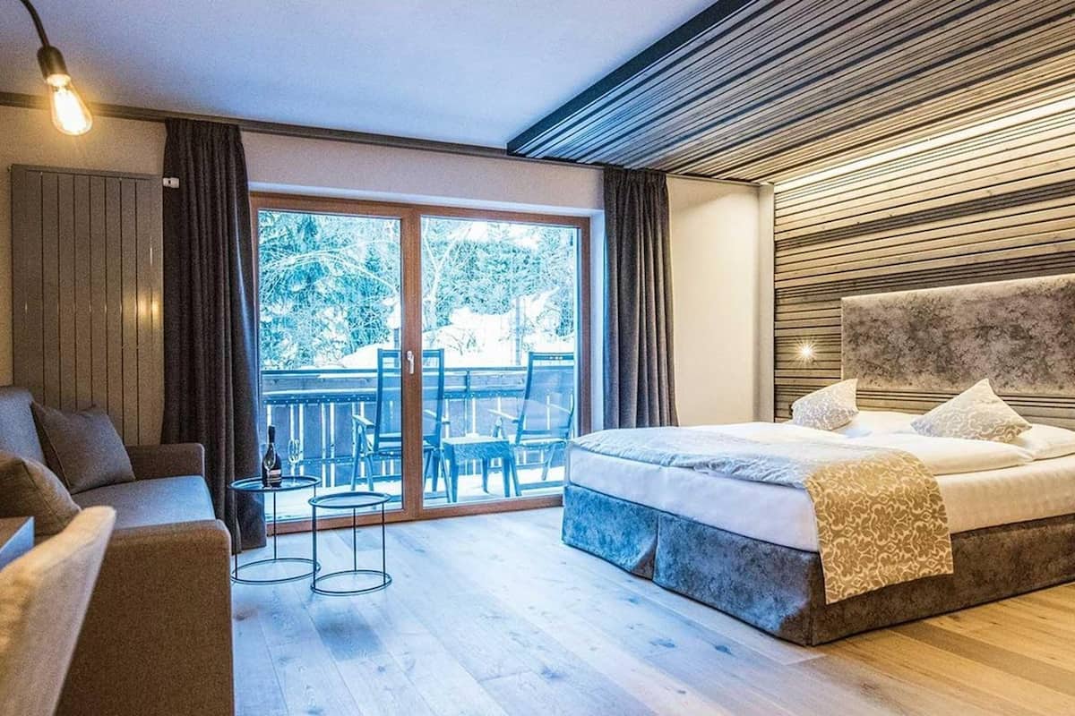 premium bedding, in-room safe, desk, soundproofing