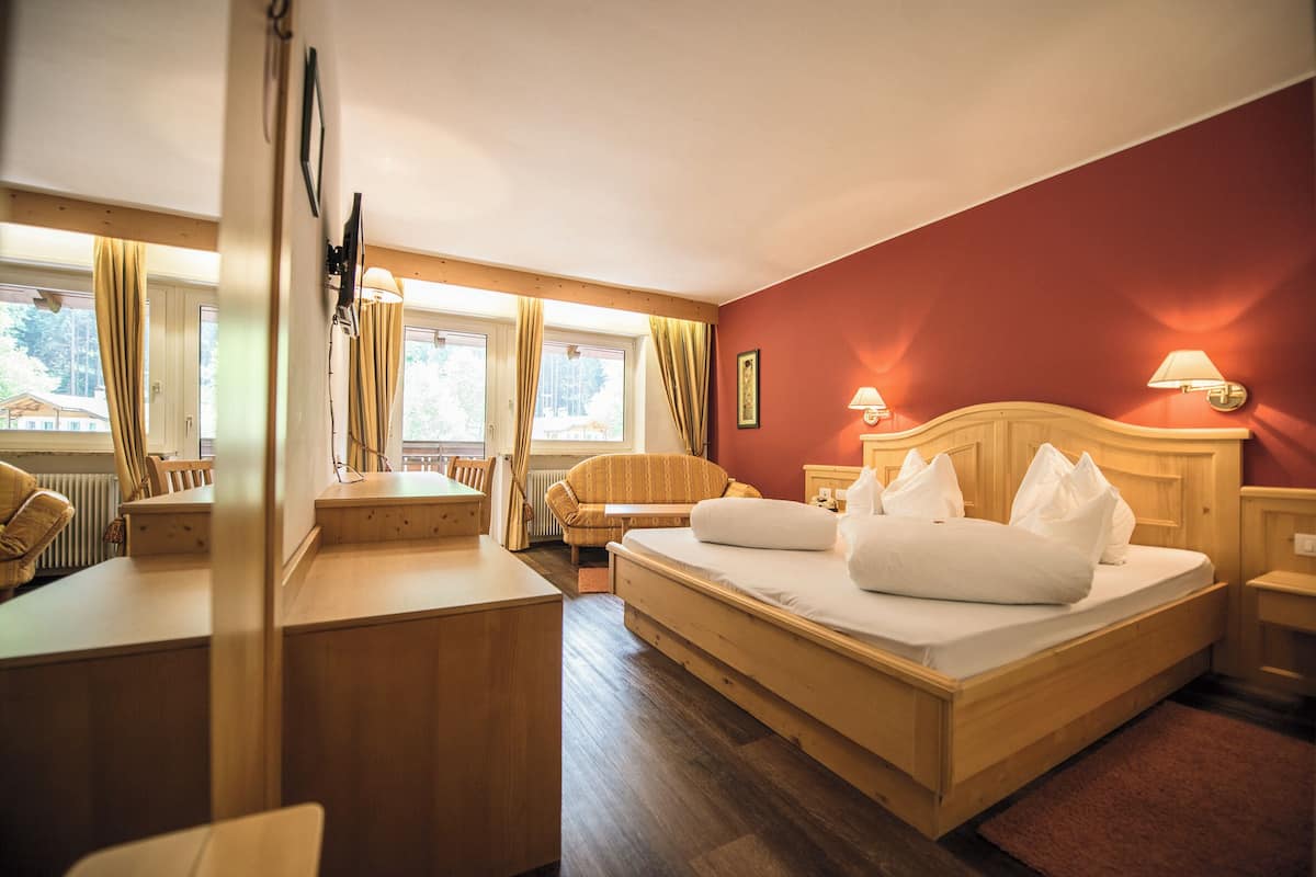 Premium bedding, in-room safe, desk, soundproofing