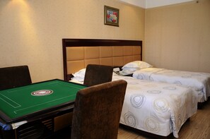 Habitación Confort con 2 camas individuales | Escritorio, tabla de planchar con plancha, wifi gratis