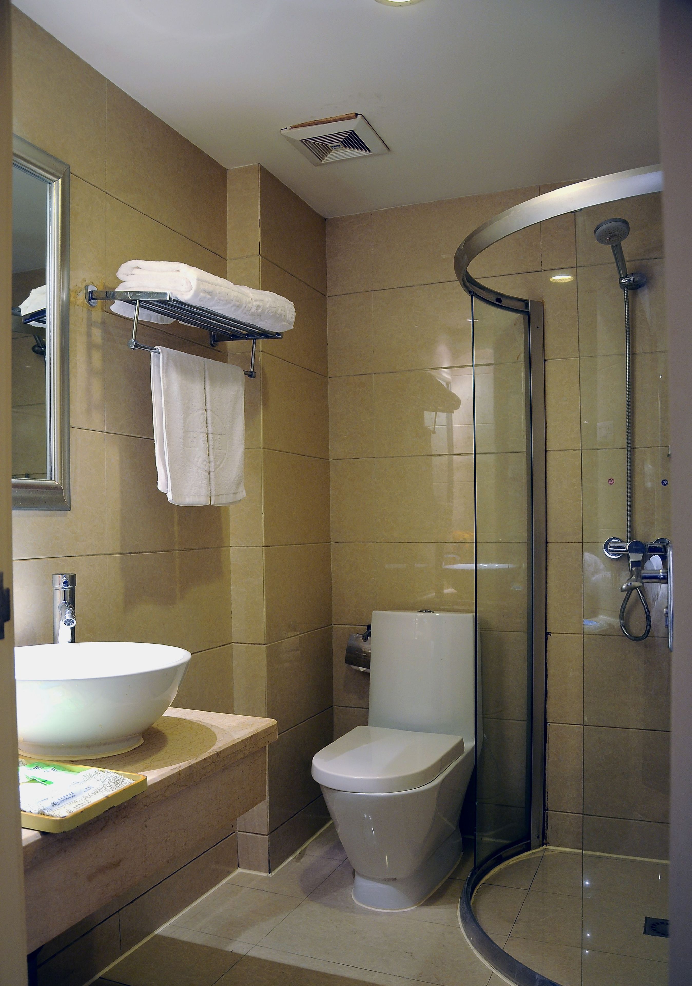 Business Suite | Bathroom | Shower, free toiletries, hair dryer, slippers
