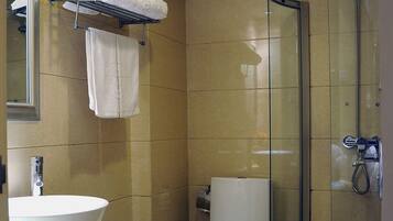 Business Suite | Bathroom | Shower, free toiletries, hair dryer, slippers