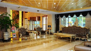 Coin salon dans le hall