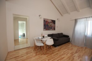 Appartement, vue piscine | Salle de séjour