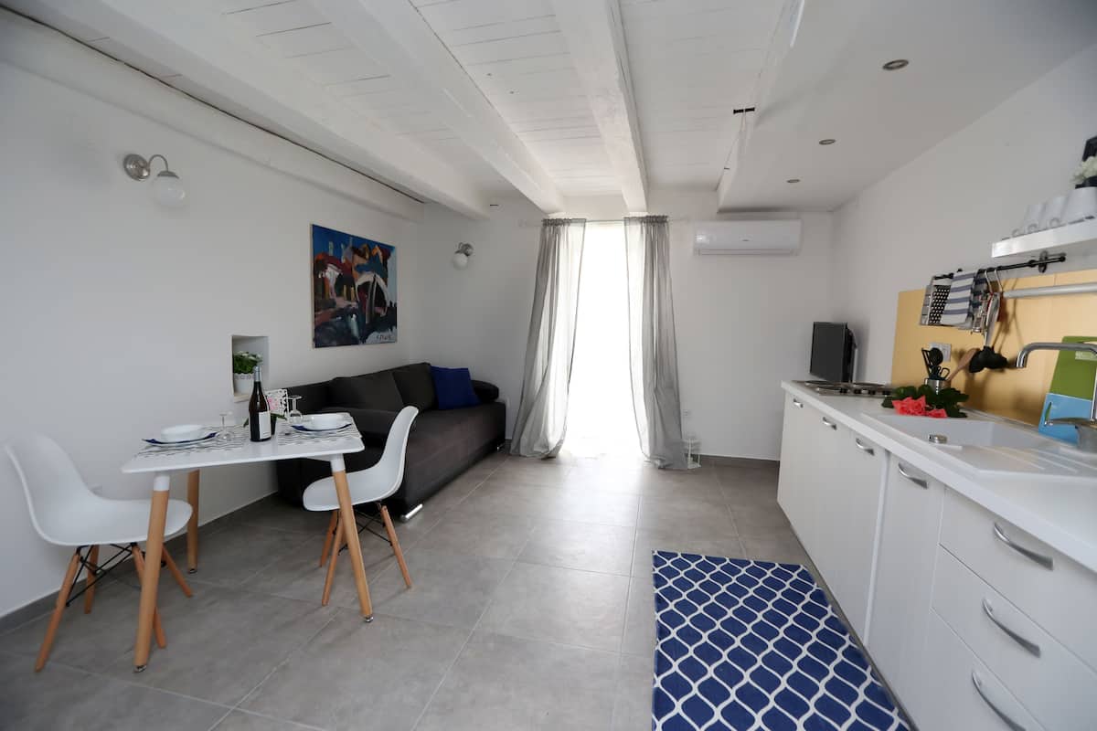 Appartamento, terrazzo, vista piscina | Soggiorno | TV a schermo piatto