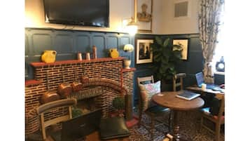 Serveert ontbijt, lunch en diner