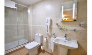 Superior Double Room | Bathroom | Free toiletries, hair dryer, towels - The Crown Hotel (Hailsham)