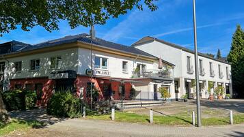 Vista frontal de la propiedad