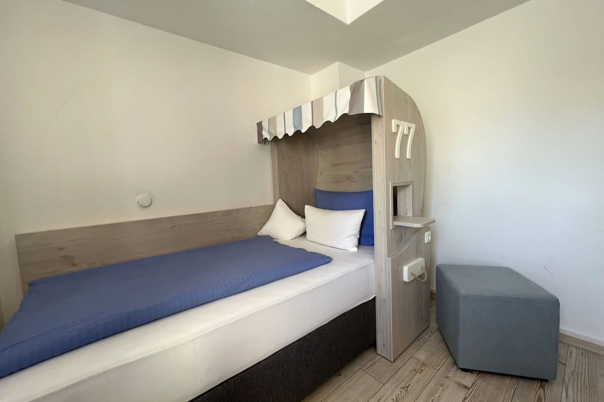 single room | 1 bedroom, desk, free wifi, bed sheets