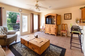 Living room - 5 O'clock Somewhere! Ww H302 2 Bedroom Condo by RedAwning (New Braunfels)