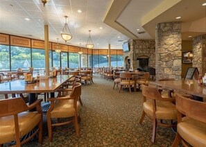 Cabin, 6 Bedrooms | Dining