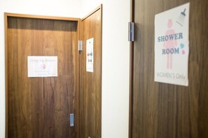 Bathroom shower - Guest House One More Heart at NARA BI - Hostel (Nara)