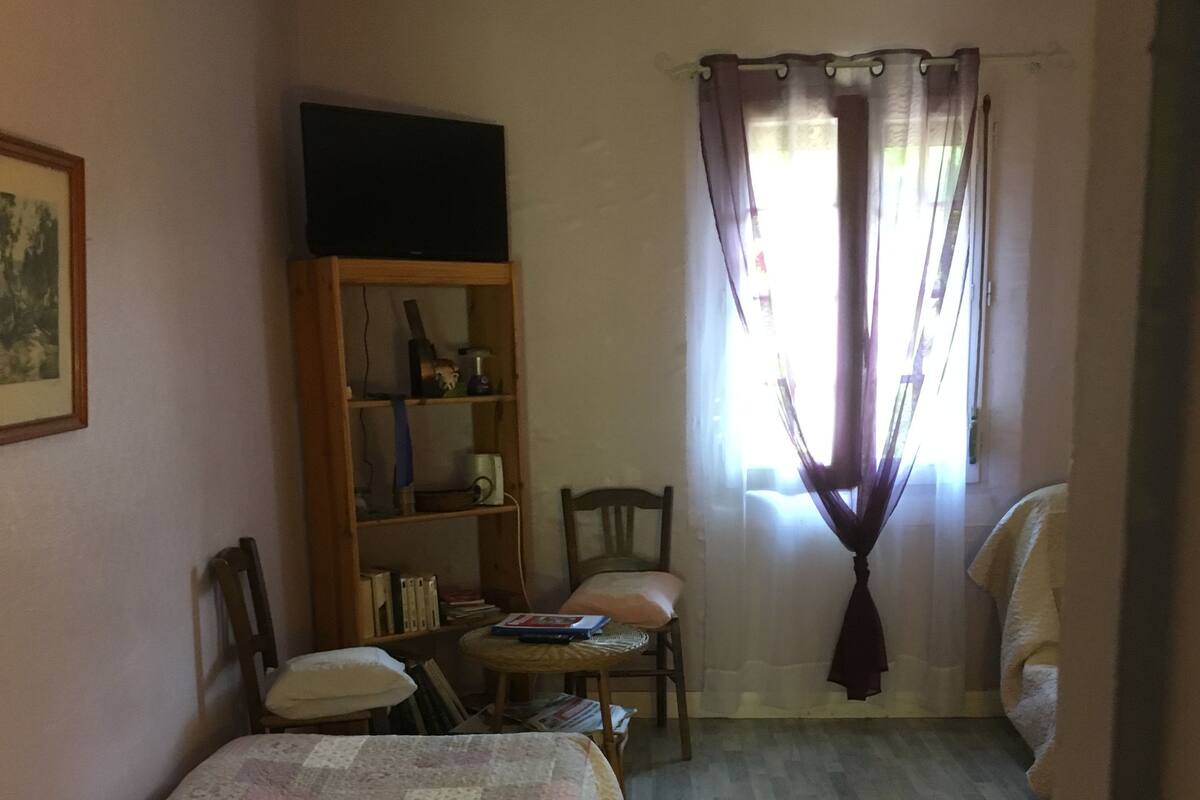 Quarto casal família | Escrivaninha, ferros/tábuas de passar roupa, berços grátis