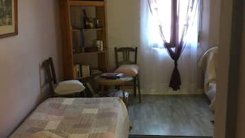 Family Double Room | Individually decorated, individually furnished, desk, iron/ironing board