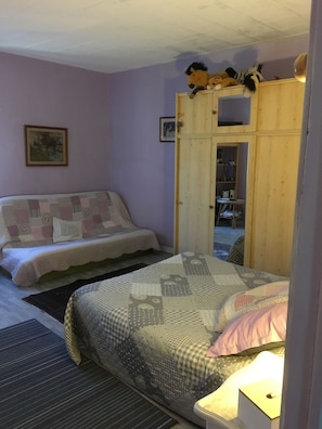 Phòng 4 | Trang trí khác biệt, trang bị nội thất với thiết kế riêng biệt, bàn