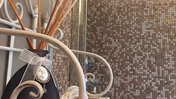 Doccia, set di cortesia gratuito, asciugacapelli, bidet