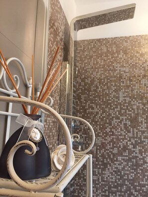 Dusche, kostenlose Toilettenartikel, Haartrockner, Bidet