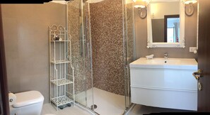 Deluxe-Doppelzimmer | Badezimmer | Dusche, kostenlose Toilettenartikel, Haartrockner, Bidet