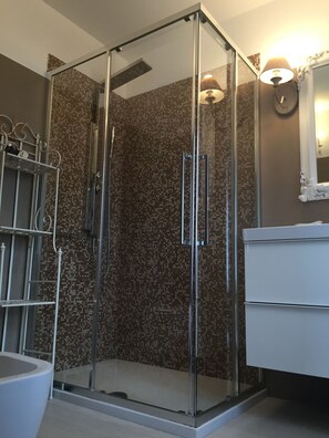 Douche, articles de toilette gratuits, sèche-cheveux, bidet