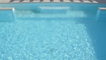 Piscina all'aperto, ombrelloni da piscina, lettini