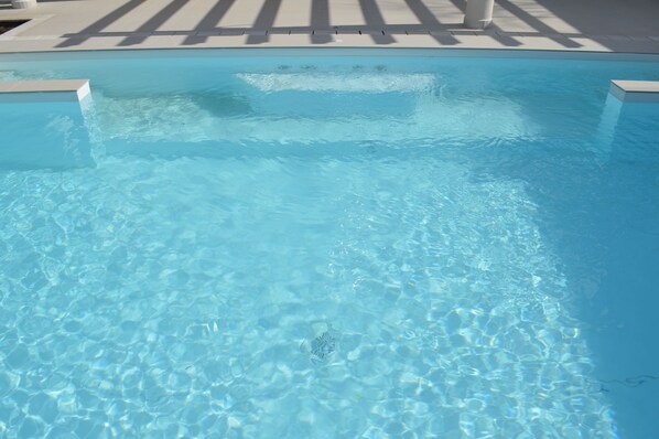 Piscina externa, guarda-sóis, espreguiçadeiras