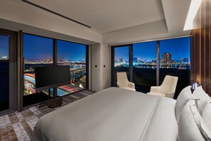 Chambre, 1 très grand lit, non-fumeurs, vue fleuve (Corner) | Literie de qualité supérieure, couette en duvet d'oie, surmatelas