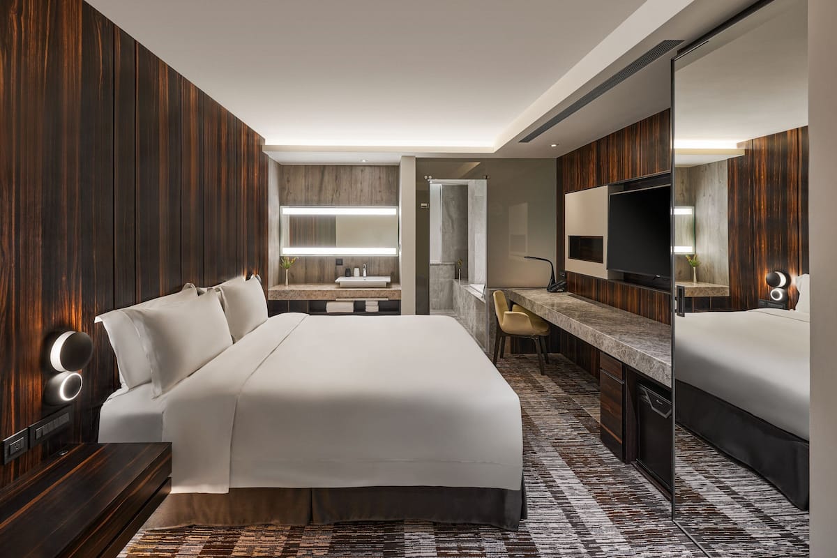 Deluxe Room, 1 King Bed | 1 bedroom, premium bedding, down comforters, pillowtop beds