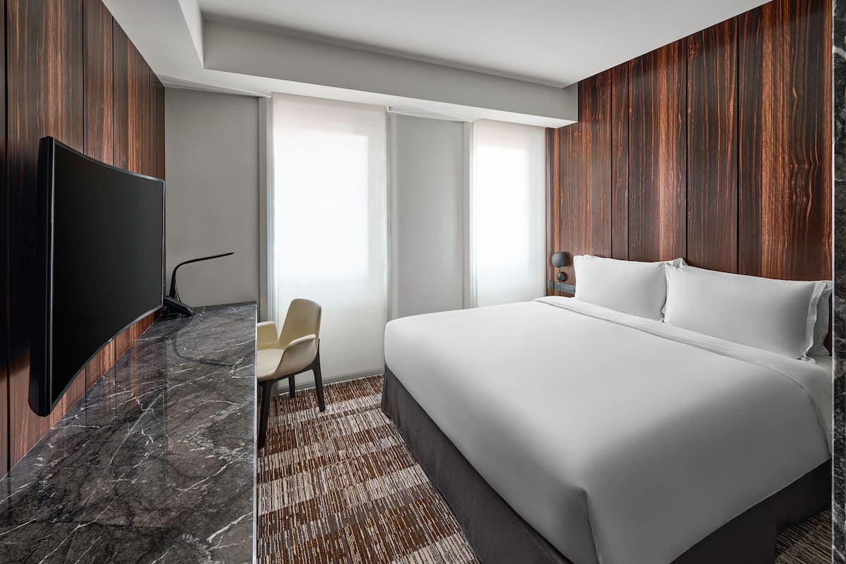 1 bedroom, premium bedding, down comforters, pillowtop beds