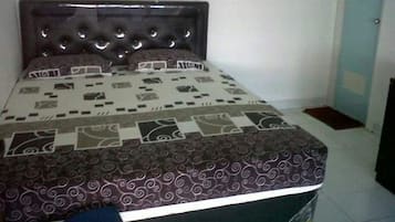 Basic Double Room | Desk, free WiFi, bed sheets