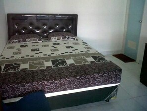 Desk, free WiFi, bed sheets - Griya Palayu (Bogor)
