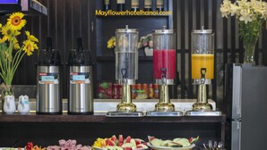 Disposição de buffet com diversos alimentos e dispensadores de bebidas.