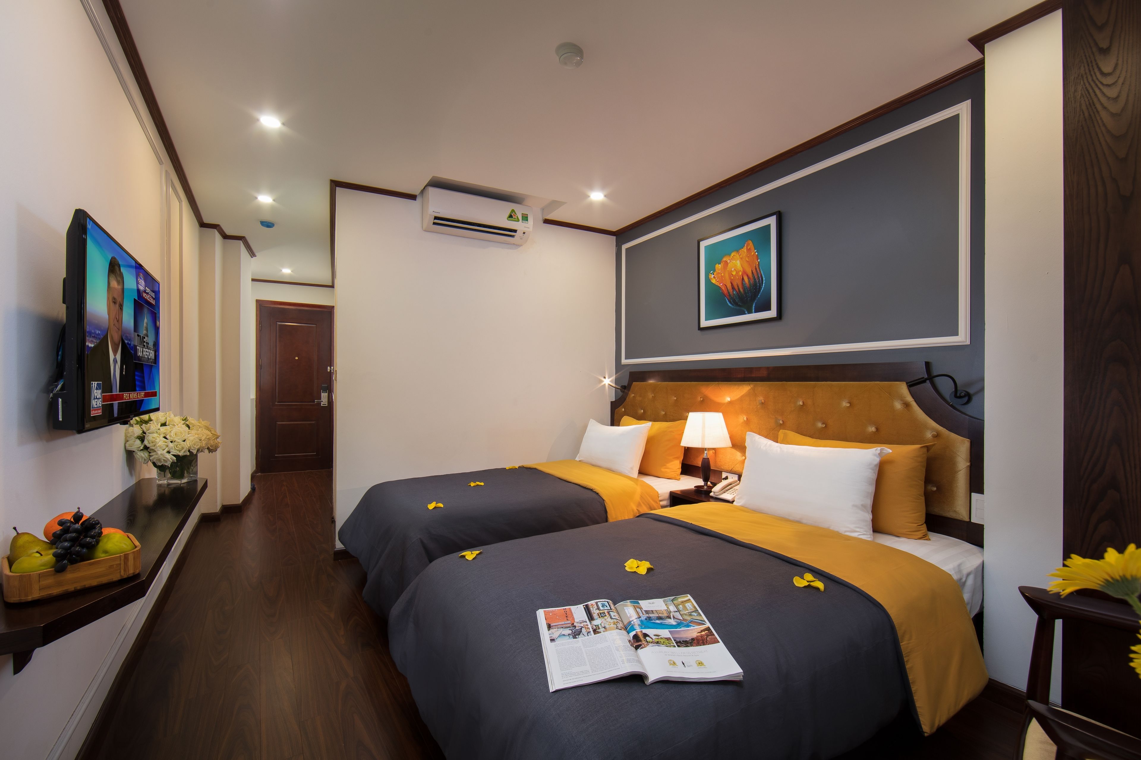 deluxe twin room | minibar, in-room safe, desk, soundproofing