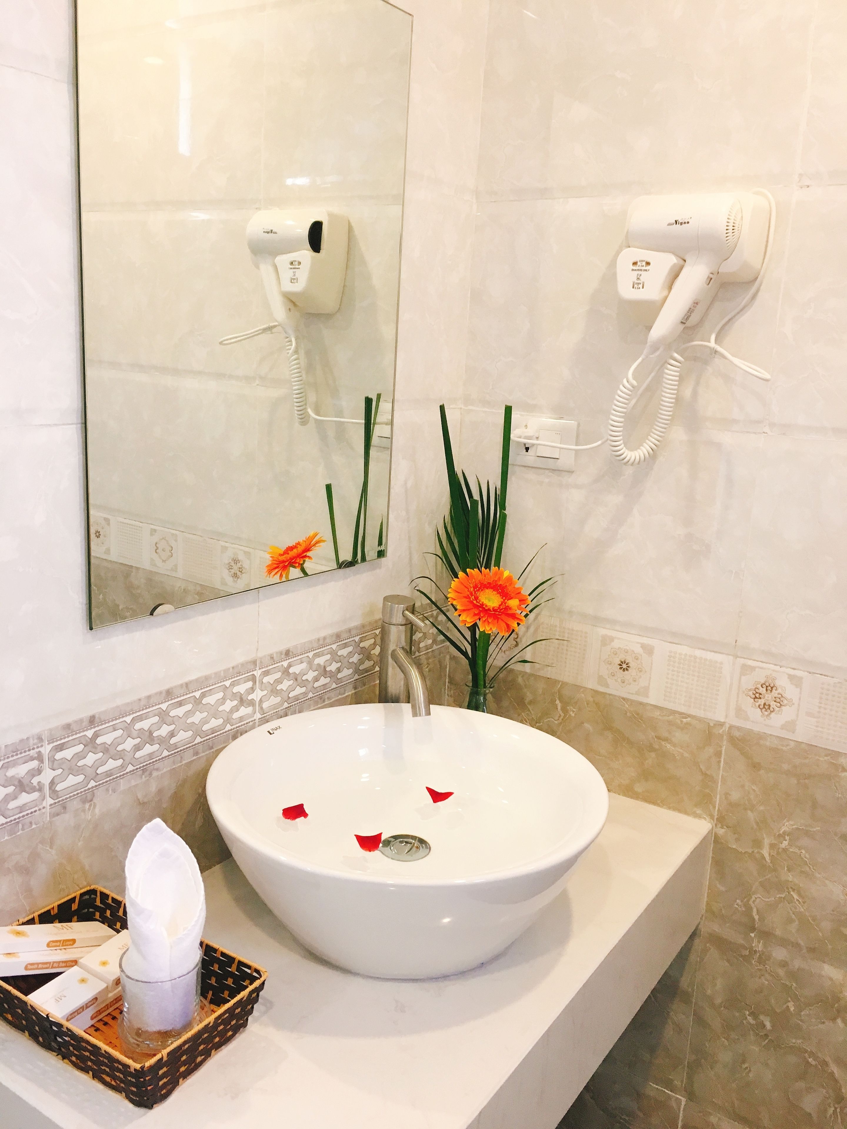 superior double room, no windows | bathroom | shower, free toiletries, hair dryer, slippers