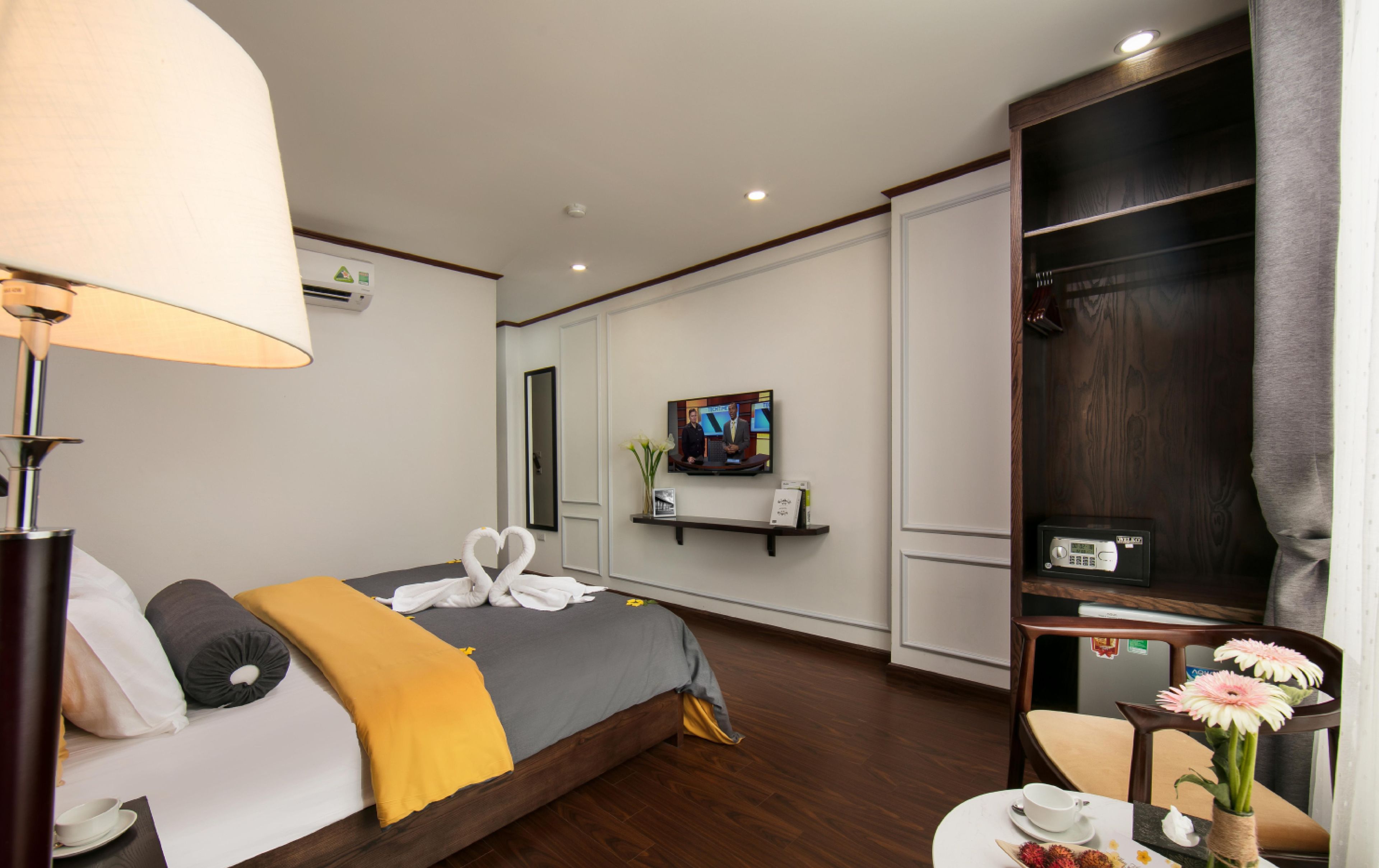 suite, city view | minibar, in-room safe, desk, soundproofing