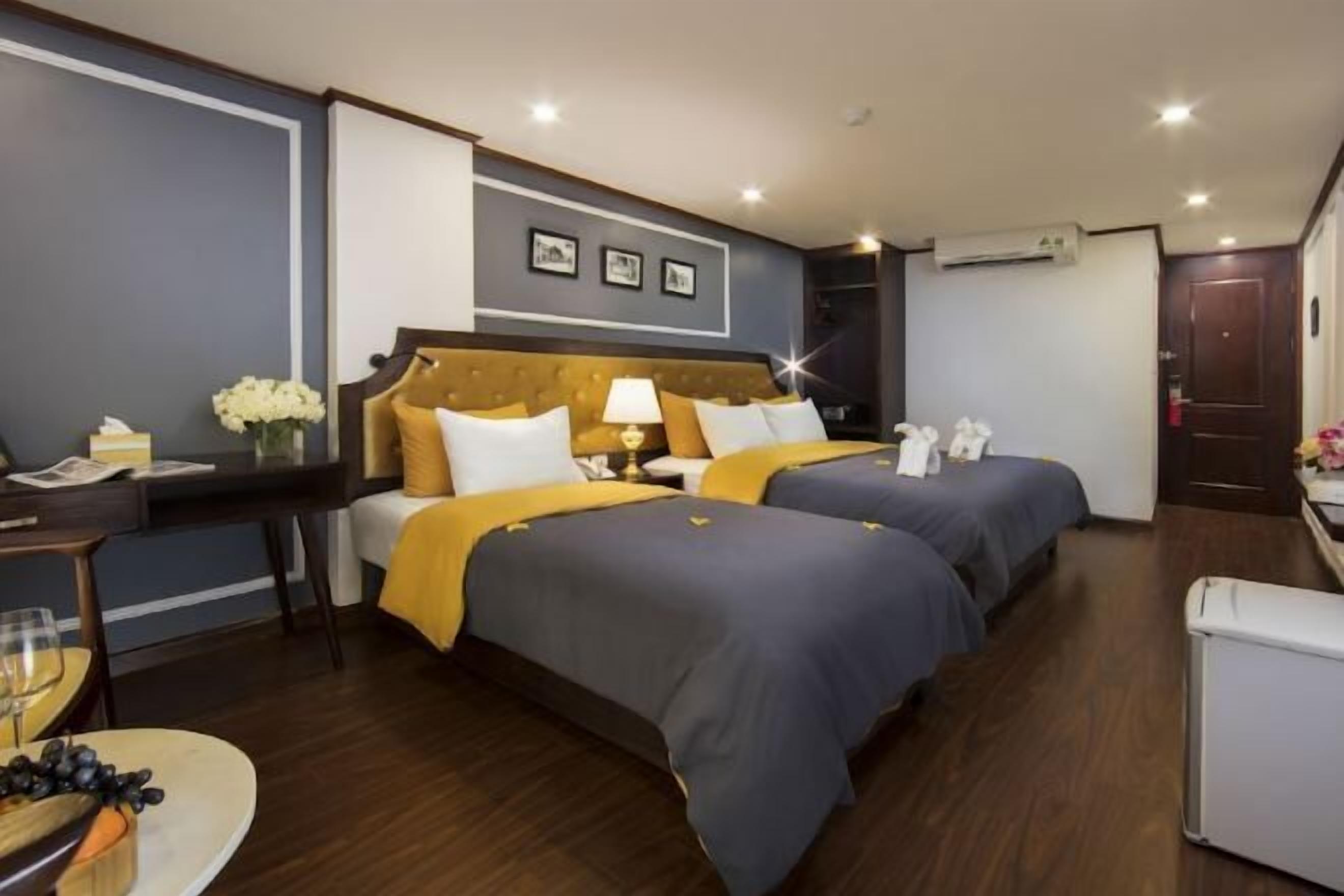 Minibar, pengeskab på værelset, skrivebord, lydisolering