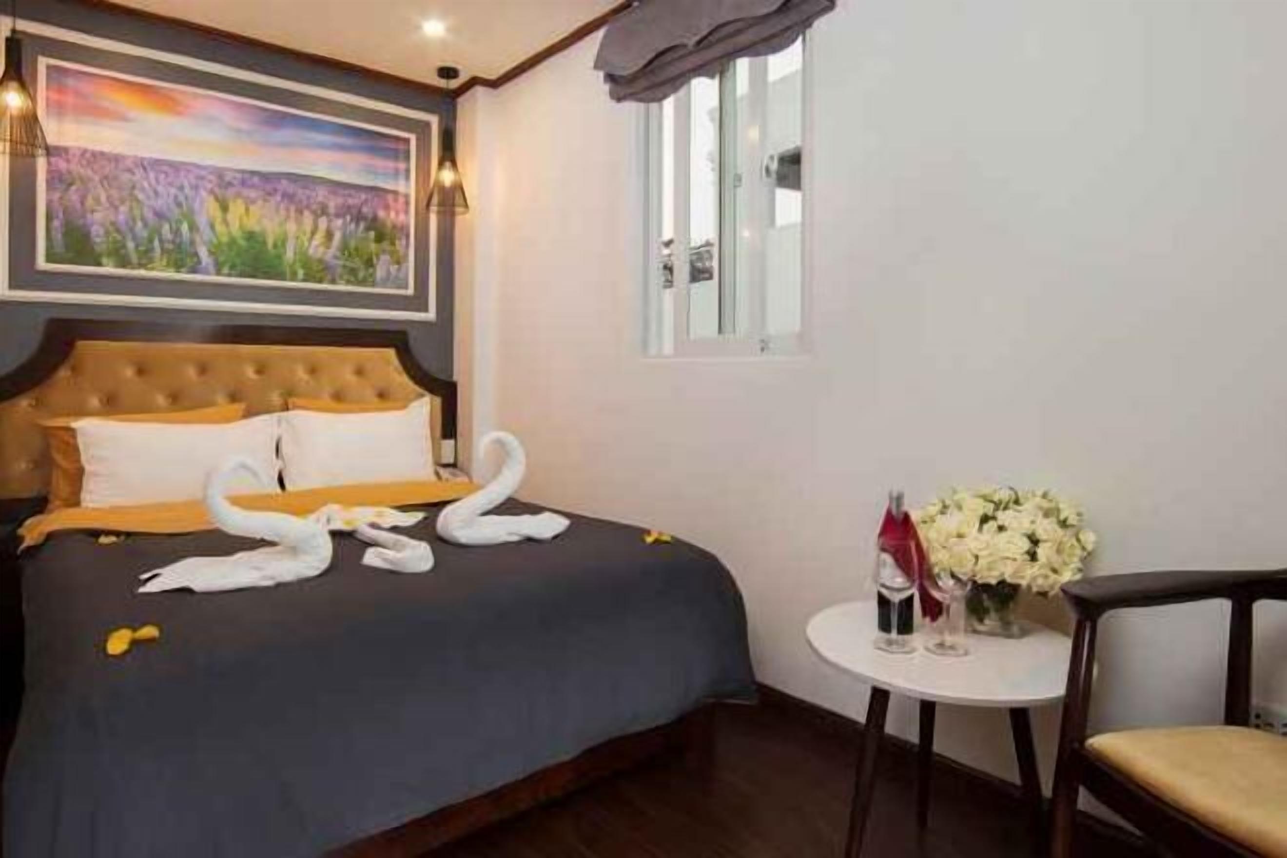 Minibar, pengeskab på værelset, skrivebord, lydisolering