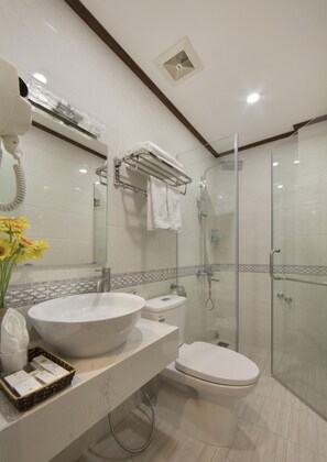 Shower, free toiletries, hair dryer, slippers - Mayflower Hotel Hanoi (Hanoi)