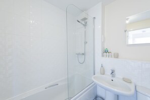 Departamento Premium, 2 habitaciones, planta baja | Regadera en el baño