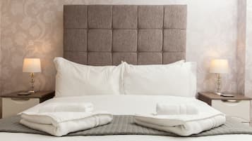 Premium Apartment, 2 Bedrooms, Ground Floor | 2 bedrooms, desk, iron/ironing board, free cribs/infant beds