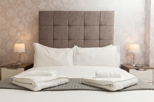 Premium Apartment, 2 Bedrooms, Ground Floor | 2 bedrooms, desk, iron/ironing board, free cribs/infant beds