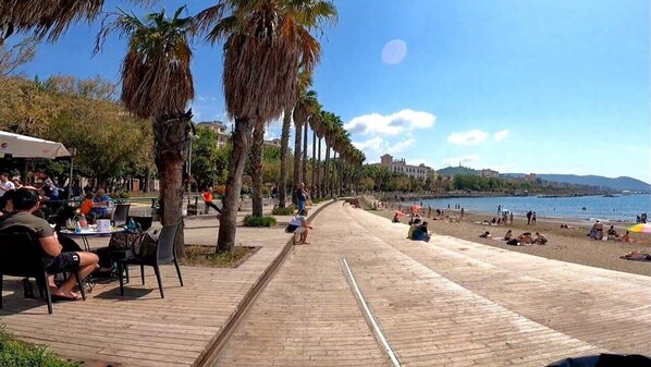 Nära stranden, vit sandstrand och parasoller