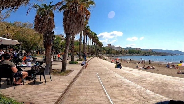 Nära stranden, vit sandstrand och parasoller