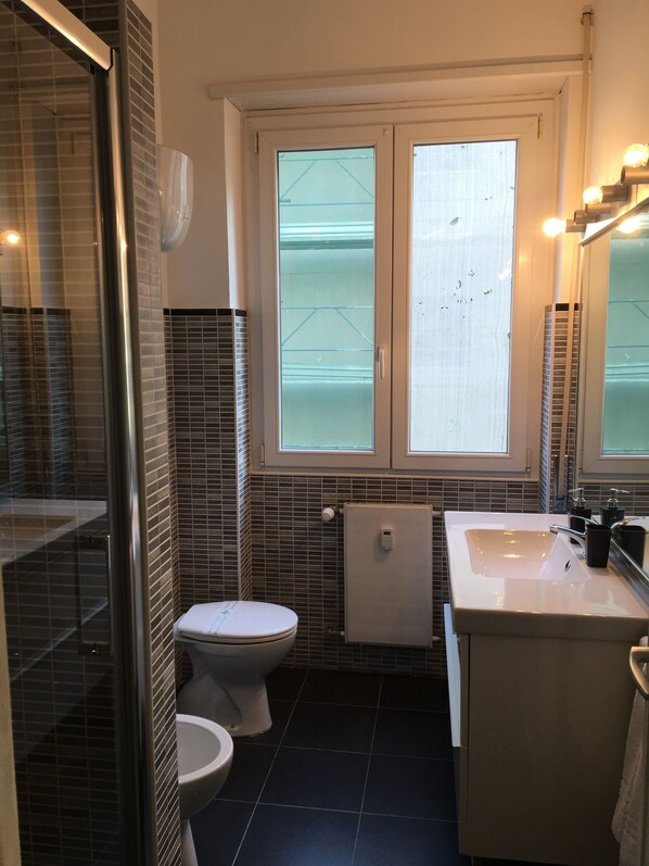 Standard Quadruple Room | In-room safe, desk, soundproofing, free WiFi - Vatican Central Suites (Rome)