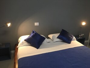 Standard Room | In-room safe, desk, soundproofing, free WiFi - Vatican Central Suites (Rome)