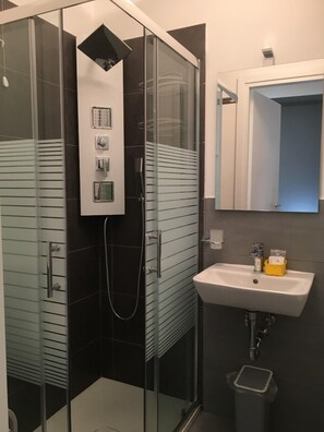 Economy Double or Twin Room | Bathroom | Shower, hydromassage showerhead, free toiletries, hair dryer - Vatican Central Suites (Rome)