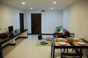 2 Bedrooms Apartment | Área de sala de estar | Televisión de pantalla plana