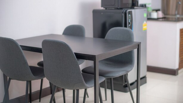 A modern kitchen with a dining table and four chairs. - Mok Mek 72 (Bangkok)