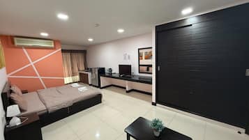 Estúdio | Individualmente decorados, escrivaninha, cortinas blackout