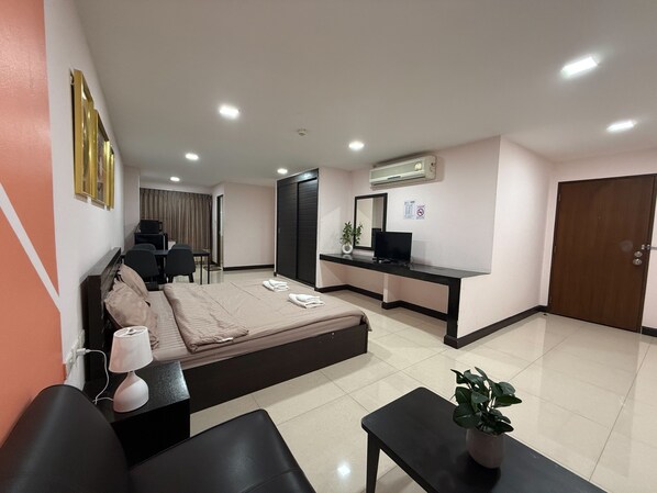 Habitación Deluxe | Decoración personalizada, escritorio, cortinas blackout y wifi gratis