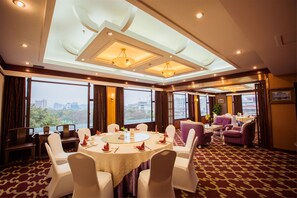 Family dining - Rong Hu Hotel (Guilin)