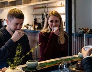 Premier dubbelrum | Värdeförvaringsskåp på rummet, skrivbord och mörkläggningsgardiner